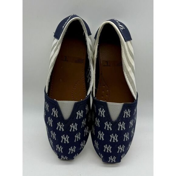Women's MLB New York Yankees Canvas‎ Stripe Stripe Slip On Shoes Size Large - Picture 1 of 8